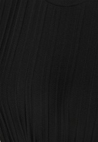 Schwarzes Oberteil mit texturierter Oberfläche und vertikalen Rippen, rundem Ausschnitt sowie weichem, elastischem Stoff.