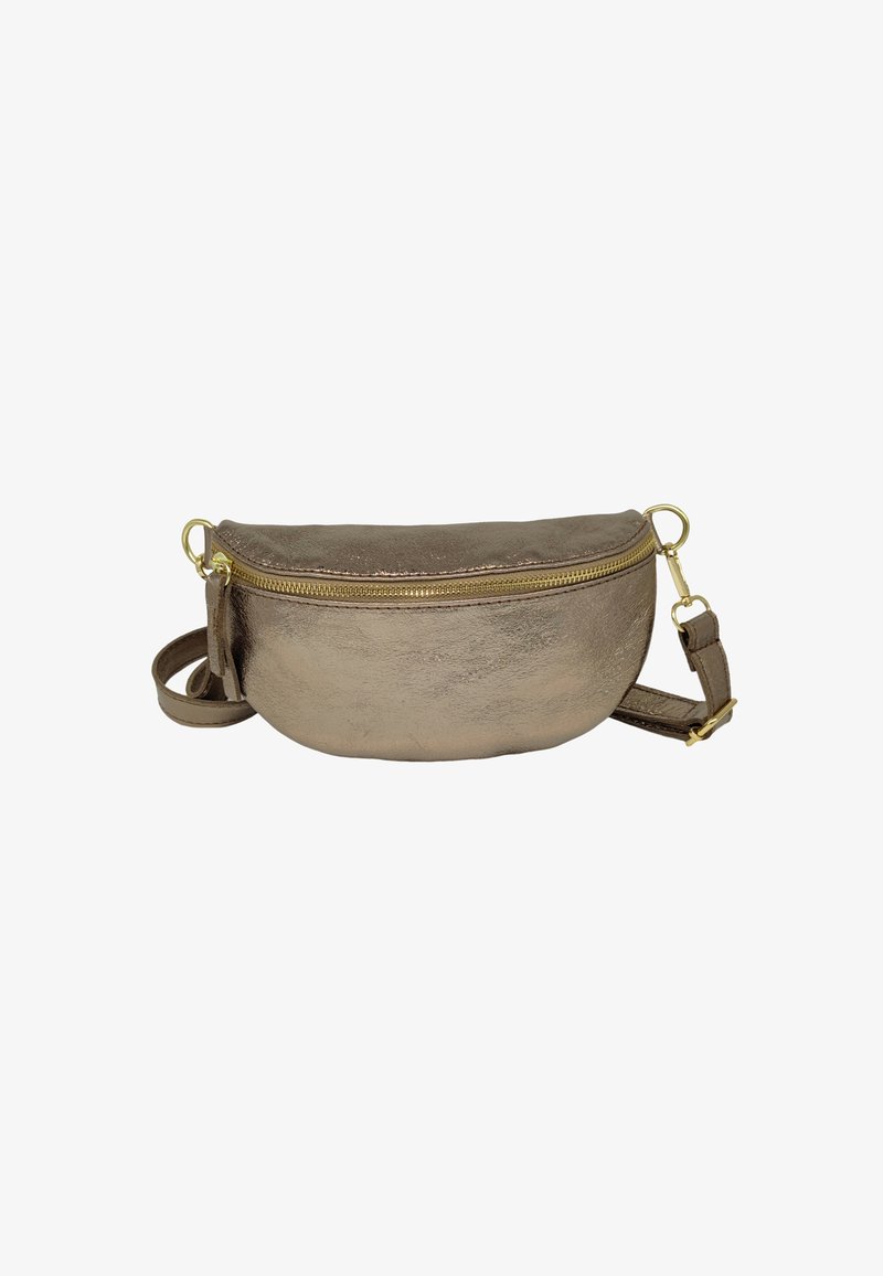 Sac bandoulière en métal doré avec une forme ronde, fermeture éclair et quincaillerie dorée. Dispose d'une sangle détachable pour un transport polyvalent.