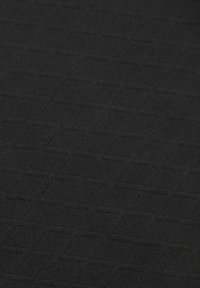 Schwarzer, strukturierten Stoff mit einem dezenten Rautenmuster und einem weichen, gestrickten Aussehen. Die Oberfläche ist gleichmäßig und glatt.