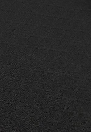 Černá texturovaná látka s jemným diamantovým vzorem, s měkkým pleteným vzhledem. Povrch je jednotný a hladký.