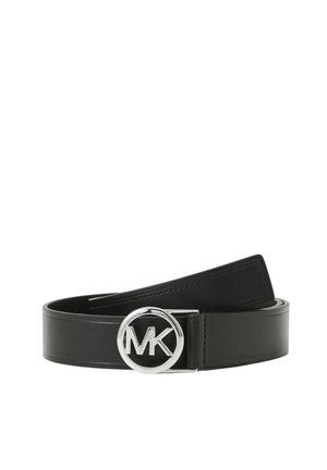 Zwarte leren riem opgerold met een ronde zilveren gesp met de initialen "MK" in het midden op een witte achtergrond.