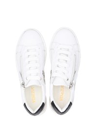 Weiße Sneaker mit einer glatten Lederoberfläche, ausgestattet mit Schnürverschlüssen, seitlichen Reißverschlüssen und schwarzen Akzenten an der Ferse.