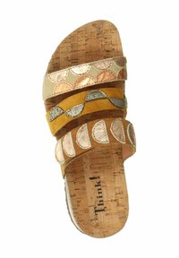 Sandalo con zeppa in sughero caratterizzato da quattro bande multicolori: oro metallico, bronzo, suede giallo e oro con motivo, con una soletta in sughero naturale.