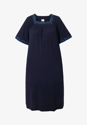 Tmavě modré šaty ke kolenům s krátkými rukávy a čtvercovým výstřihem, zdobené modrými vyšívanými motivy mušlí na límci a lemech rukávů.