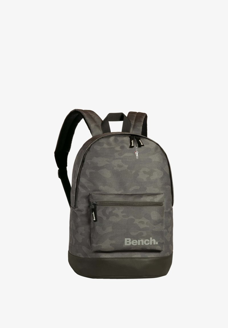 Grijze camouflage rugzak met een gestructureerde afwerking, een voorvak met rits, gevoerde banden en een stevige zwarte bodem. "Bench." logo op de voorkant.