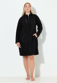 Svart fleece klänning med huva och halv dragkedja framtill, långa ärmar och en framficka; mjuk textur och avslappnad passform.