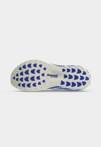 Semelle de chaussure avec une base blanche et des patins de traction en caoutchouc bleu, estampillée "Continental WinterGRIP" pour une meilleure adhérence sur les surfaces hivernales.