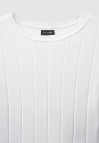Maglione bianco a costine con strisce verticali, scollatura tonda e un'etichetta con il nome del marchio Calliope sul retro.
