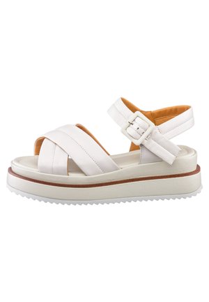 Sandalia blanca de cuero con tiras cruzadas, hebilla ajustable y una suela de plataforma gruesa que presenta una base blanca texturizada y un acento marrón.