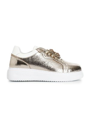 Sneaker metallico dorato con dettagli bianchi, tomaia texturizzata, lacci piatti e decorazioni sulla linguetta. Suola in gomma.