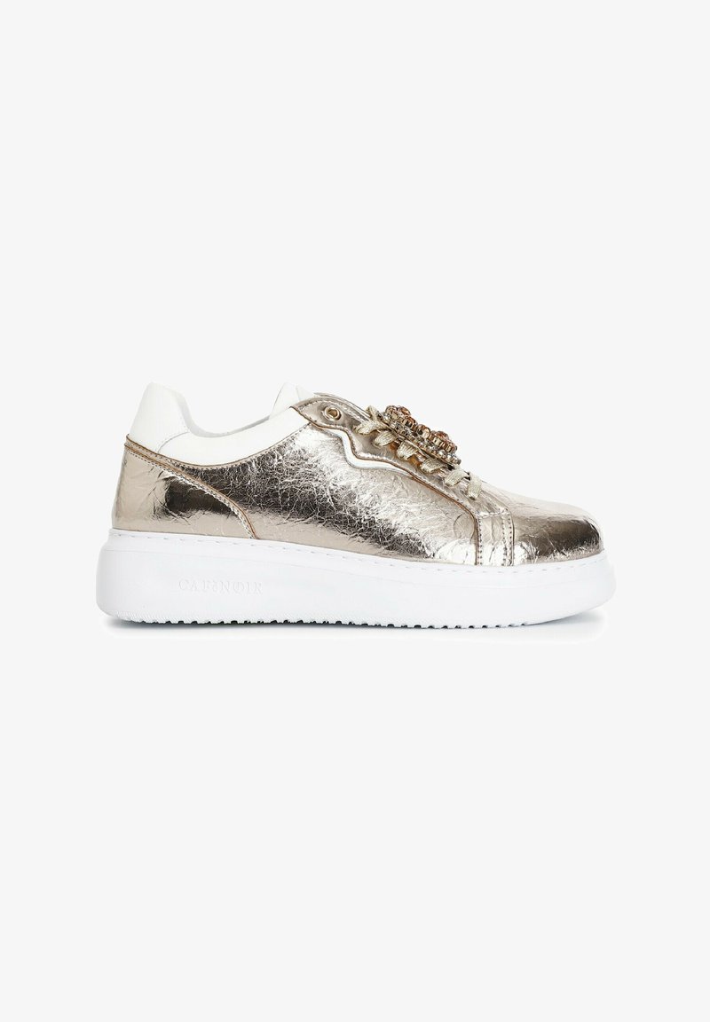 Tenisii metalici aurii cu accente albe, superior texturat, șireturi plate și elemente decorative pe limbă. Talpă din cauciuc.