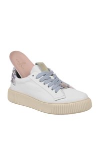 Sneaker bianchi in pelle con lacci azzurri chiari, linguetta inclinata, suola in gomma beige e una decorazione leopardata grigia e lavanda sul tallone.