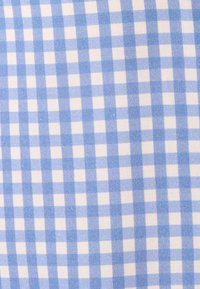 Tessuto a quadretti blu chiaro e bianco con un motivo a scacchi, che presenta quadrati di dimensioni uniformi in una trama tessuta.