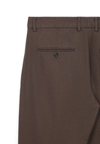Braune Hosen mit glatter Textur, einem Gürtelschlaufenbund und einer geknöpften Gesäßtasche. Einfaches und schickes Design.