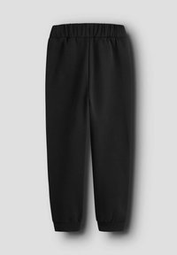 Zwarte joggingbroek met elastische tailleband en geborduurde enkels, plat gelegd tegen een lichtgrijze achtergrond.