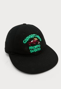 Gorra negra de tela, con texto bordado en verde y rojo y un diseño caricaturesco. Visera curvada y construcción de seis paneles.