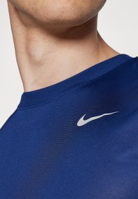 Nike Performance TEE RESET - Top - blue void/matte silver