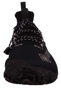 Czarna sportowa buty z teksturowaną cholewką, z czarno-białymi sznurowadłami, pętlą do zakupu na pięcie oraz gumową podeszwą z wzorzystym bieżnikiem.