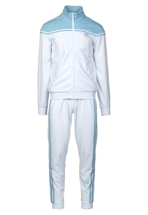 Witte trainingspak gemaakt van gladde stof, met een lichtblauwe kraag, witte rits en zijstrepen op de broek. Logo op het jack en de linker broekspijp.