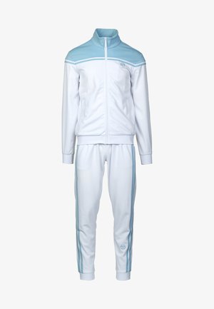 Witte trainingspak gemaakt van gladde stof, met een lichtblauwe kraag, witte rits en zijstrepen op de broek. Logo op het jack en de linker broekspijp.