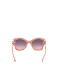 Roze zonnebril met een cat-eye vorm, voorzien van gradient glazen en gladde plastic monturen. Metalen accenten op de scharnieren.