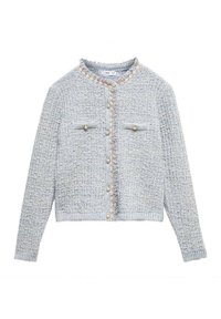 Cardigan bleu clair texturé avec bords effilochés, boutons en perle en accent, et deux poches avant. Comprend un col rond et des manches longues.