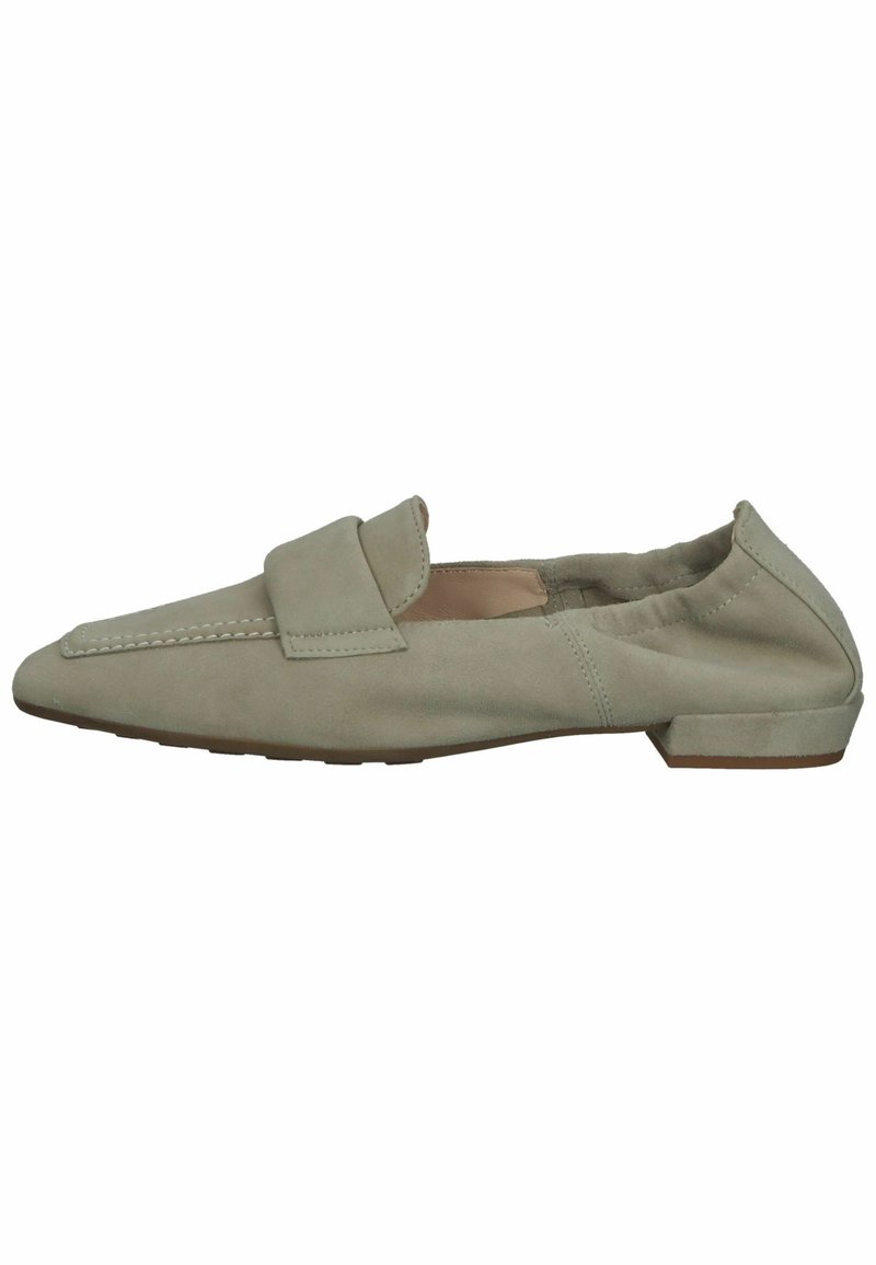 Mocassins en daim vert clair doux avec un talon plat, un bout pointu et un rabat décoratif sur le dessus. Texture lisse et coutures minimales.