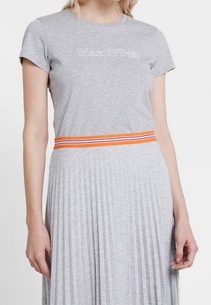 T-shirt gris à manches courtes avec le logo "Marc O'Polo", associé à une jupe plissée grise dotée d'une ceinture rayée orange.