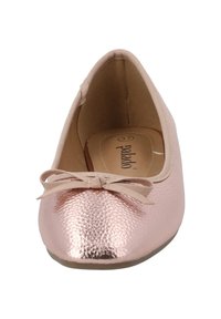 Bailarinas en oro rosa de imitación de cuero, con un acabado texturizado, ribete de tela suave y un pequeño lazo en la parte delantera. Suela plana.