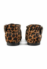 Cipele na sklizak s leopard uzorkom, s teksturiranom, krznenom površinom i niskim crnim gumenim đonom. Imaju ravno stražnje pranje i lagane naglaske na petama.