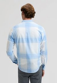 Πουκάμισο με υφαντό καρό σε ανοιχτό μπλε και λευκό, με μακριά μανίκια, κανονικό γιακά και κουμπιά στο πίσω μέρος.