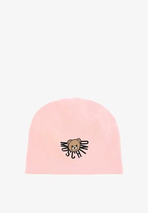 Roze katoenen beanie met een ronde bovenkant; bevat een berenafbeelding en "Moschino" tekst in het zwart. Zachte textuur, casual ontwerp.