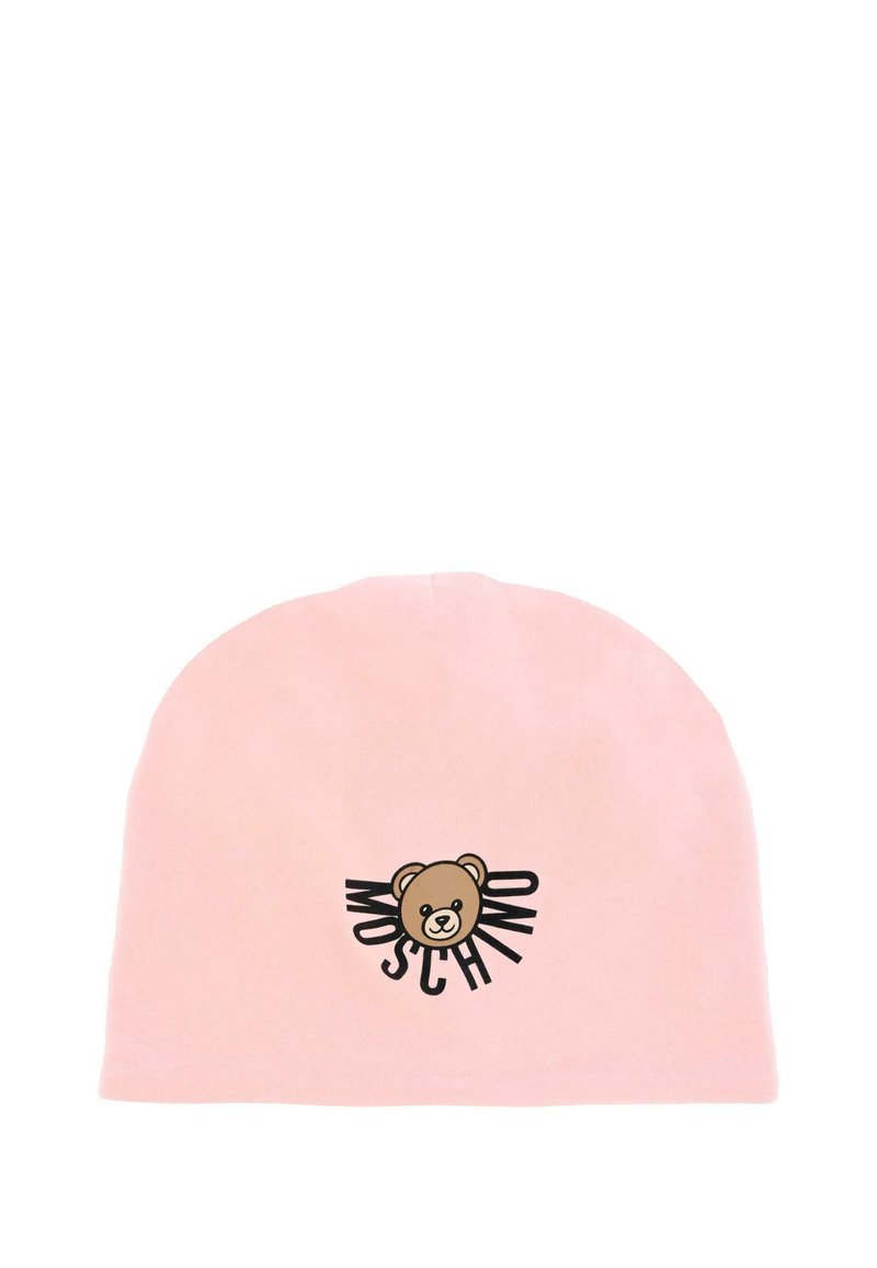 Bonnet en coton rose avec un sommet arrondi ; comporte un graphique d'ours et le texte "Moschino" en noir. Texture douce, design décontracté.
