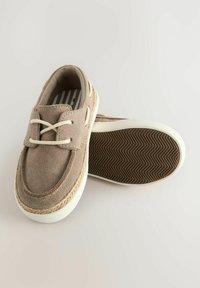 Next REGULAR FIT - Náuticos - neutral