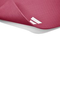 Rosa strukturiertes Yoga-Matte mit einem subtilen Wellenmuster, das in einer Ecke ein weißes Logo aufweist und am Rand aufgerollt ist, sodass die Unterseite sichtbar wird.