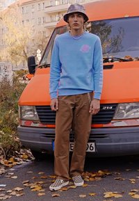 Levi's® STANDARD FIT GRAPHIC CREWNECK SWEATSHIRT - Sudadera - silvertab/silver lake blue
