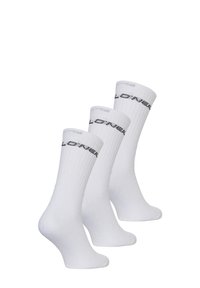 Witte crew sokken met ribbelstructuur, versterkte teen en zwart logo-detail aan de bovenkant, getoond in een set van drie.