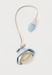 Lampa în formă de floare, de culoare albastră și crem, cu un cablu bej. Petalele sunt suprapuse, realizate dintr-un material neted, cu o sursă de lumină bulbucată la capăt.