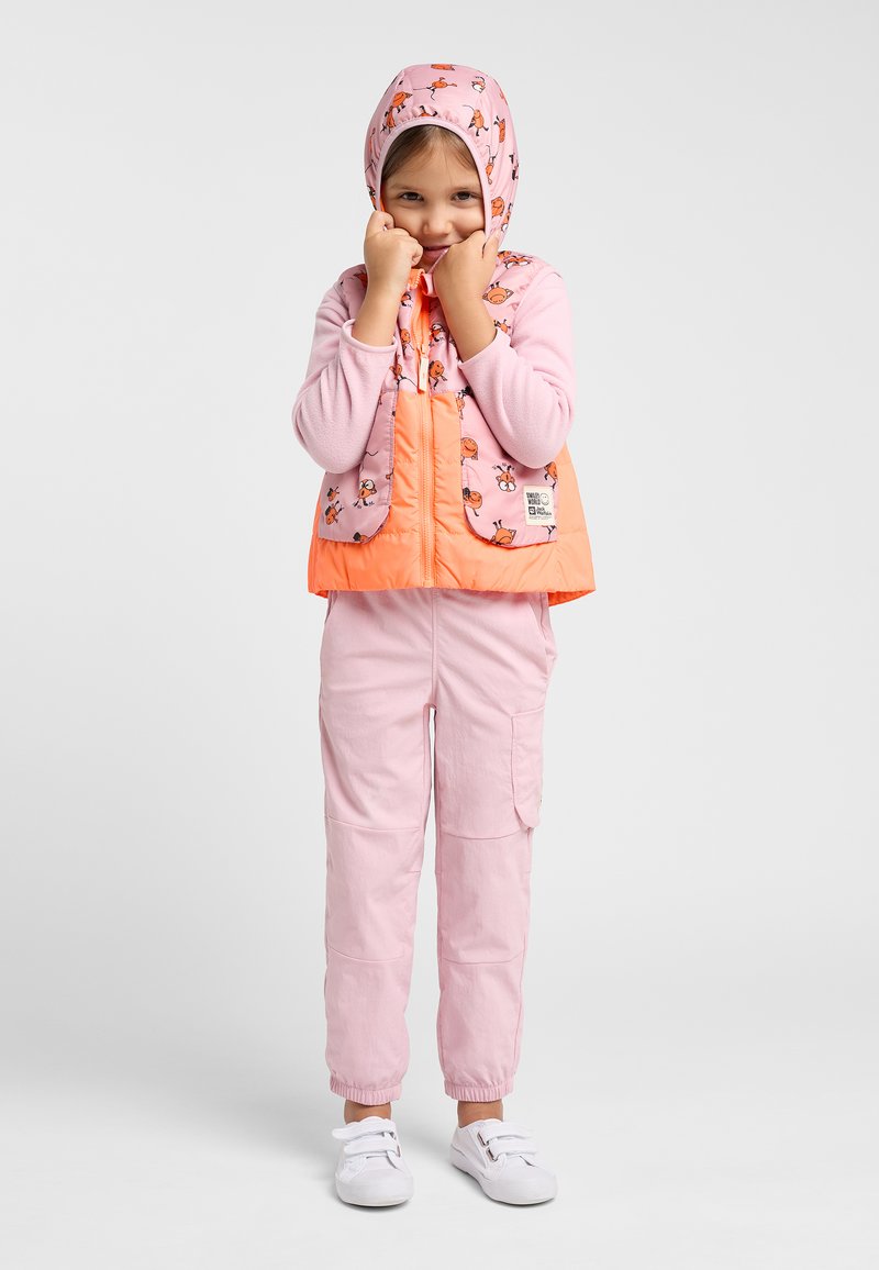 Gilet rembourré rose avec un bas orange, orné de motifs animaliers et d'une capuche assortie. Manches longues rose clair et pantalon, baskets blanches.