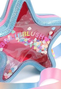 Stervormige tas met een transparente body, blauwe glinsterende accenten en kleurrijke schelpvormige confetti. Voorzien van een roze rits en strap.