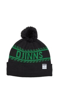 Zwarte gebreide beanie met een groene patroonband waarop het woord "DJINNS" staat, afgewerkt met een zwarte pompon. Ribbeltextuur op het onderste gedeelte.