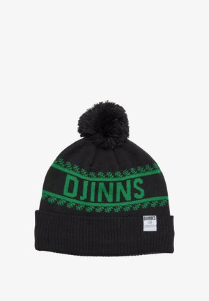 Gorro de punto negro con una banda verde con un patrón que presenta la palabra "DJINNS", rematado con un pompón negro. Textura acanalada en la parte inferior.
