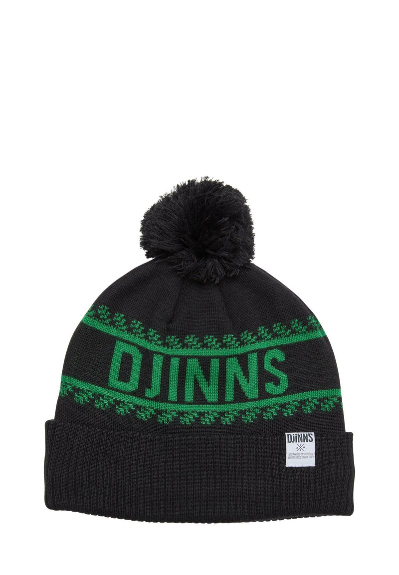 Zwarte gebreide beanie met een groene patroonband waarop het woord "DJINNS" staat, afgewerkt met een zwarte pompon. Ribbeltextuur op het onderste gedeelte.