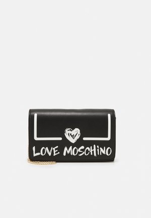 Sort faux læder clutch med en guld kæde. Udstyret med hvide grafiske accenter og teksten "LOVE MOSCHINO" i en fed, legesyg skrifttype.