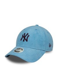 Căciulă de baseball din corduroy albastru, cu logo brodat maron, câmp curbat și un banda de transpirație din țesătură, cu detalii vizibile de coasere.