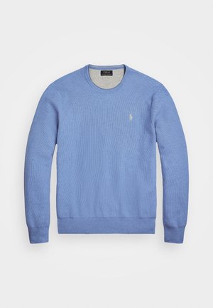 Jasnoniebieski sweter z długim rękawem i okrągłym dekoltem, z prążkowanymi mankietami i dolnym brzegiem, z małym białym logo Polo Ralph Lauren na piersi.