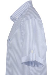 Camisa de manga corta a rayas en azul claro y blanco con cuello de botón, bordado en el pecho y mangas con puños.