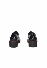 Scarpe in pelle verniciata nera con motivo coccodrillo, tacco basso a blocco e suola marrone. Vista posteriore che mostra il design arrotondato e i dettagli di cucitura.
