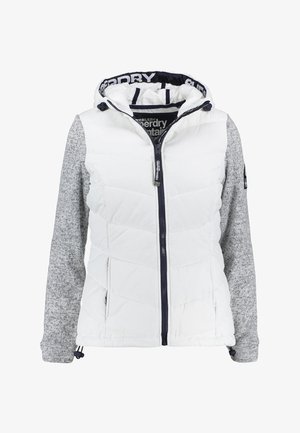 Hvid polstret vest med grå strikkede lange ærmer, lynlås foran og hætte med navy kant og Superdry-logo indeni.