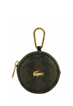 Portamonete rotondo in pelle nera con zip dorata, motivo geometrico, logo coccodrillo dorato e moschettone dorato attaccato.
